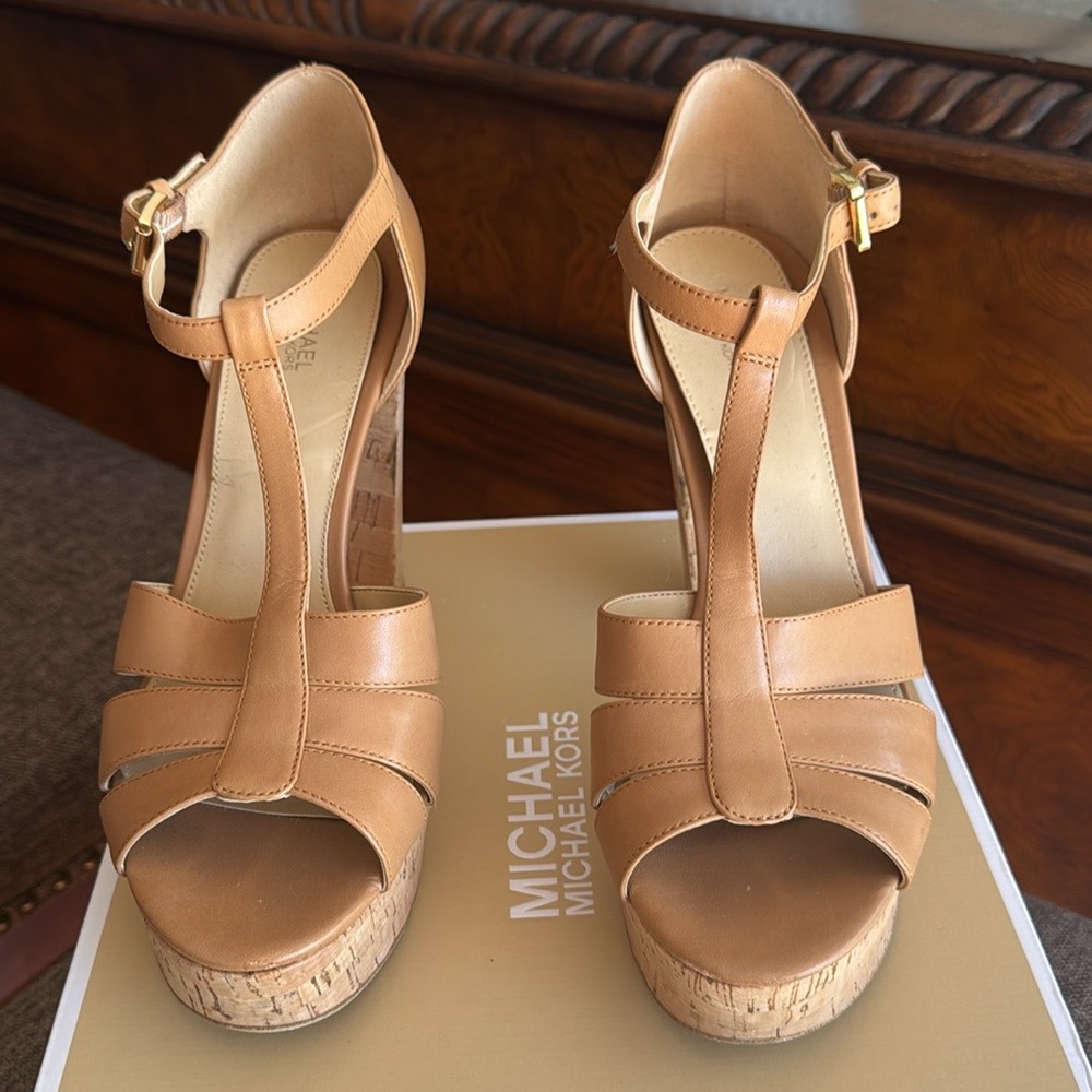Michael Kors Elegant Tan Platform Sandals - Picture 2 of 3